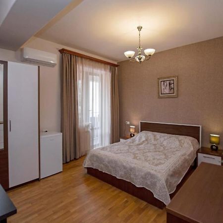 Hotel Season Yerevan Exterior foto