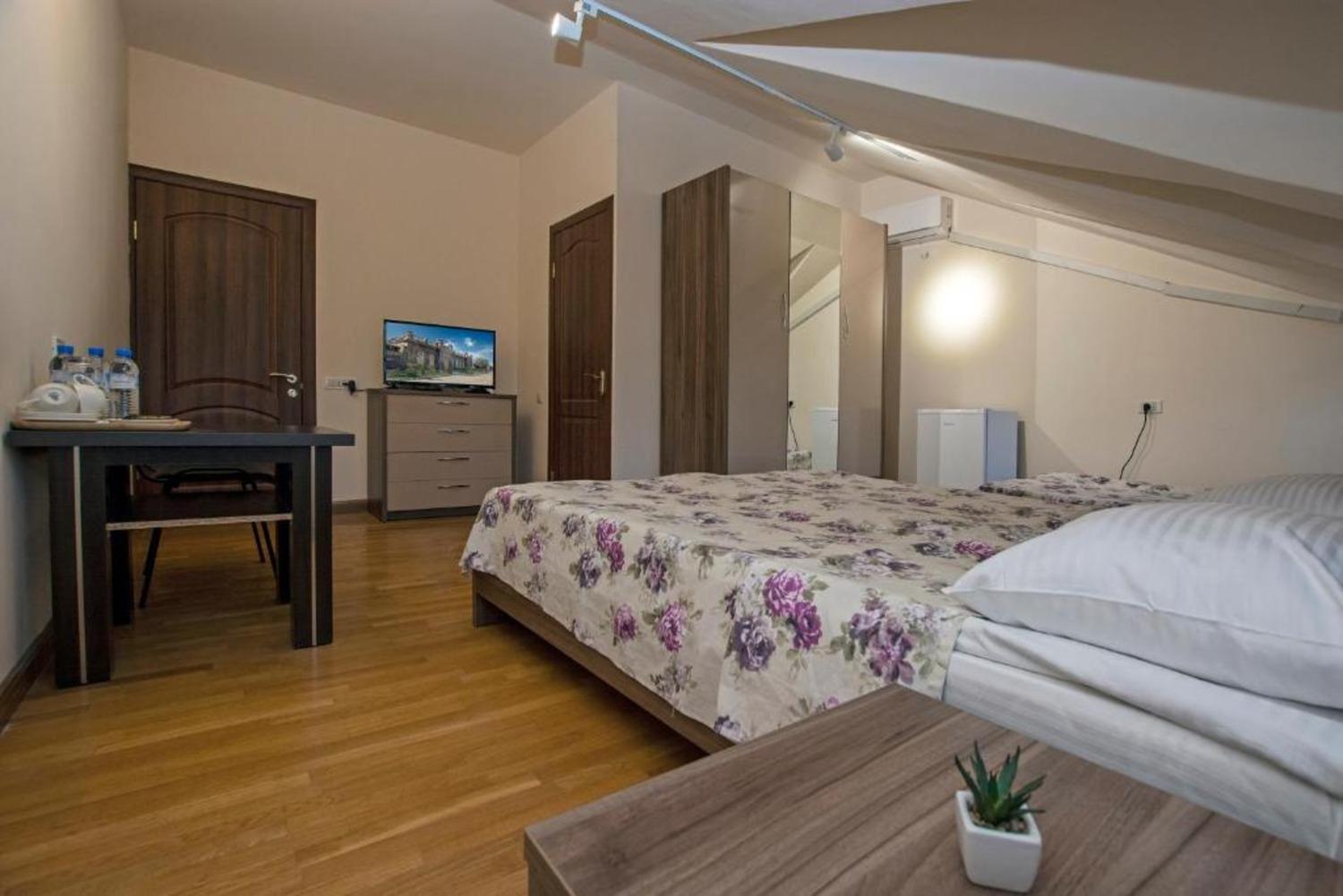 Hotel Season Yerevan Exterior foto